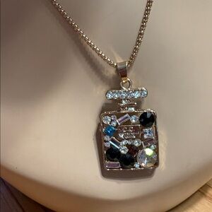 Betsey Johnson so chic inlay
Crystal Perfume Bottle Pendant
Necklace Rhinestones